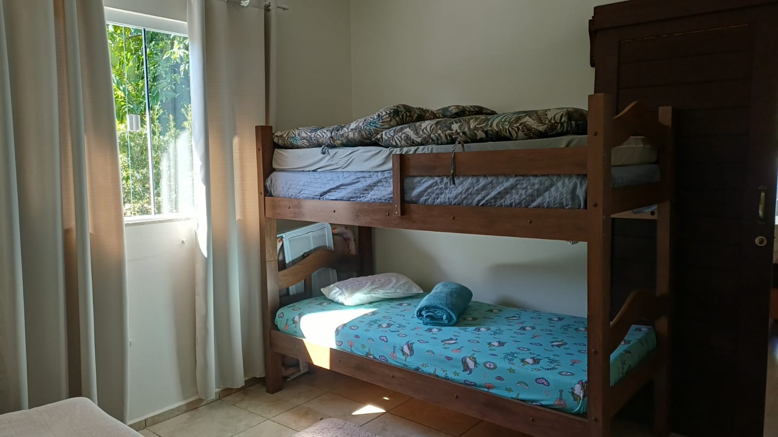 Quarto com beliche e janela do Espaço Família em Pomerode